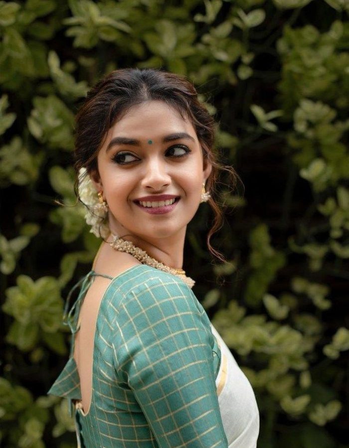 Keerthy Suresh redefines elegance in a kasavu saree for Onam 2021!